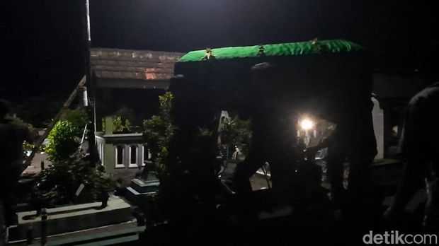 Pemakaman USwatun Khasanah mayat dalam koper