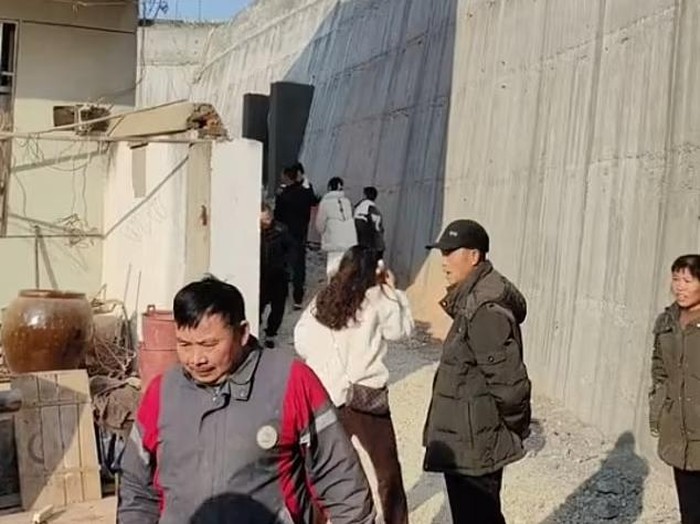 Penampakan rumah di tengah jalan tol./Jam Press via Daily Mail Penampakan rumah di tengah jalan tol.
