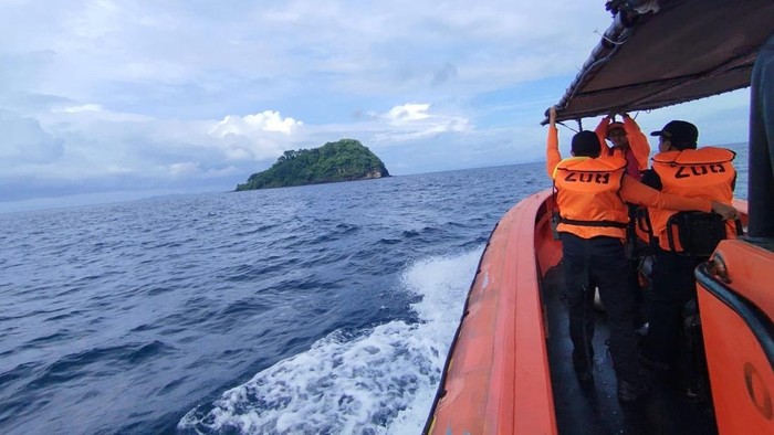 Pencarian penumpang terjatuh dari kapal feri di Merak