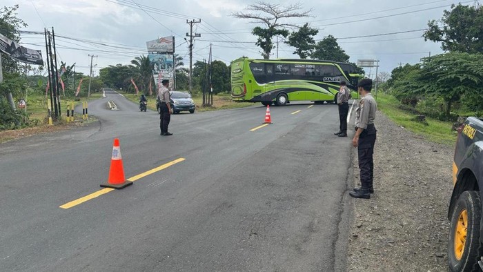 Penerapan sistem one way di Jalan Lintas Sumatera ke lokasi wisata di Lampung Selatan.