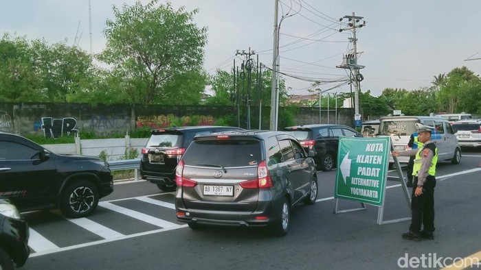 Pengalihan arus di Exit Tol Klaten untuk mengurai kepadatan, Sabtu (25/1/2025).