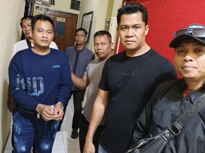 Satreskrim Polres Ogan Komering Ulu (OKU) Timur menangkap pelaku penipuan atau penggelapan pembelian sepeda motor yang terjadi pada Minggu (7/7/2024).