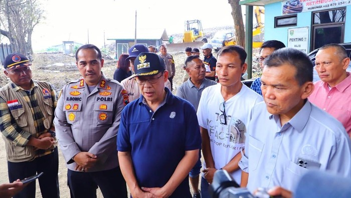 Penjabat (Pj) Bupati Kudus Herda Helmijaya bersama dengan anggota DPR RI Komisi XI, H. Musthofa meninjau lokasi TPA sampah Tanjungrejo Kecamatan Jekulo, Sabtu (25/1/2025)