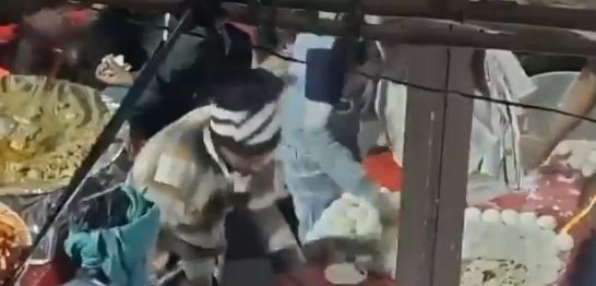 Penjual Roti Jorok Ludahi Makanan, Berakhir Ditahan Polisi!