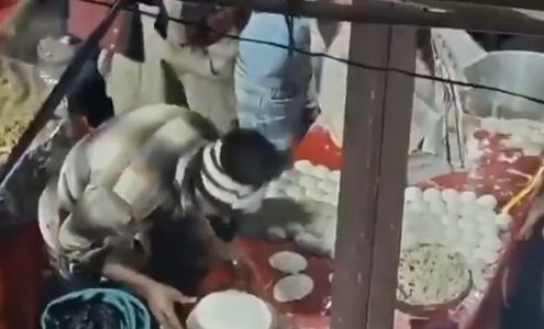 Penjual Roti Jorok Ludahi Makanan, Berakhir Ditahan Polisi!