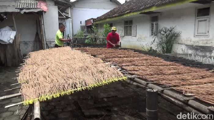 Perajin dupa di Lumajang.