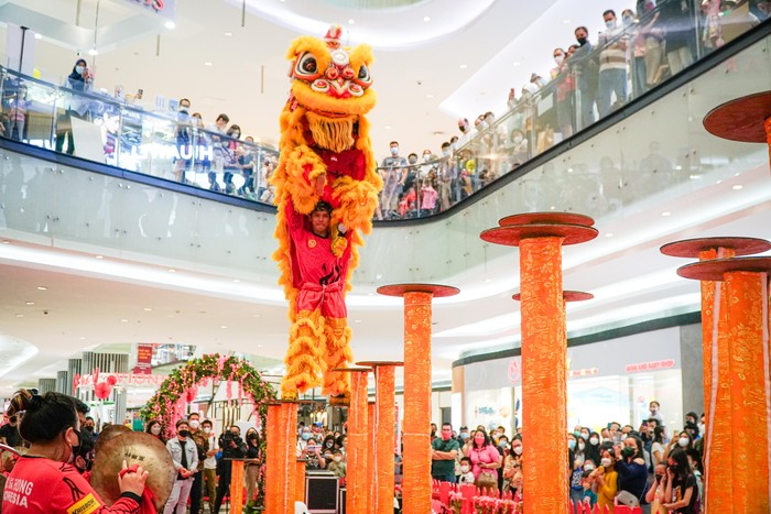 Pertunjukan barongsai di dalam pusat perbelanjaan