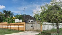 PT KAI terlihat memiliki satu bangunan di lokasi itu yang diberi Mes Bundar. Mes itu berada di antara Jalan Bundar dengan Jalan Bengkel dan dirawat dengan baik (Nizar Aldi/detikcom)