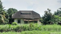 Penuturan warga sekitar rumah tak terurus itu banyak yang sudah ambruk.  (Nizar Aldi/detikcom)