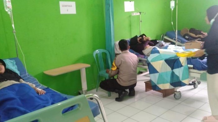 Petugas kepolisian mengunjungi anak panti asuhan Putri Aisyiyah Darul Barokah, Desa Selabaya, Kecamatan Kalimanah, Kabupaten Purbalingga yang diduga keracunan makanan, Sabtu (25/1/2025).