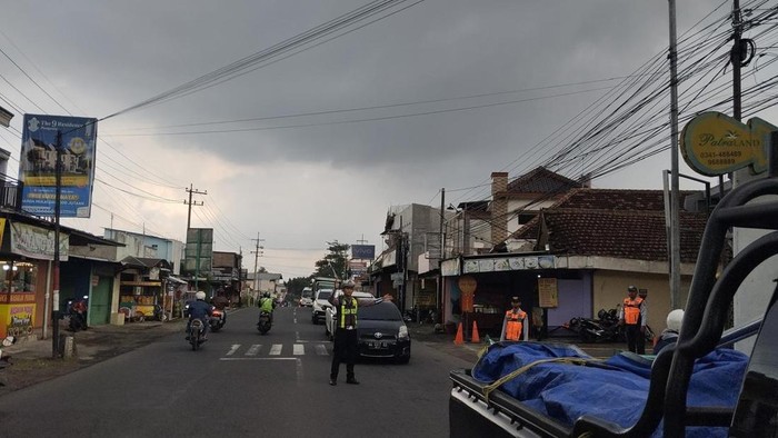 Petugas melakukan pengaturan lalu lintas di exit Tol Singosari Malang.