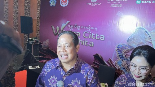 Pj Gubernur Bali Sang Made Mahendra Jaya beserta istrinya Ida Mahendra Jaya selaku Pj Ketua Dekranasda Bali di The Meru Sanur, Denpasar, Jumat (24/1/2025). (Rizky Setyo)