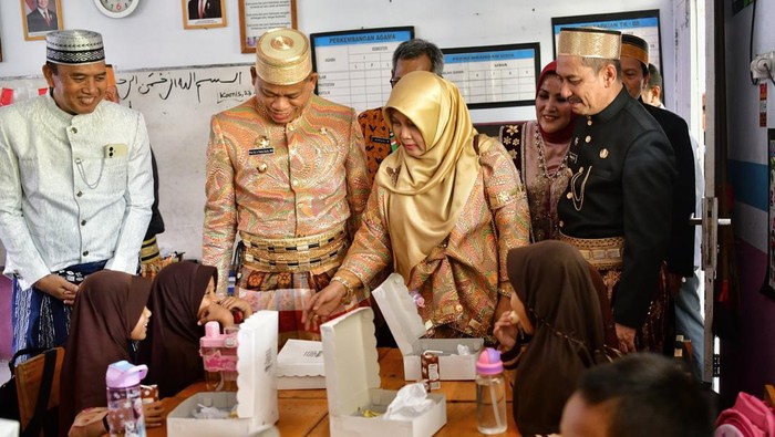 Pj Gubernur Sulsel Prof Fadjry Djufry meninjau uji coba program makan bergizi gratis di Palopo.