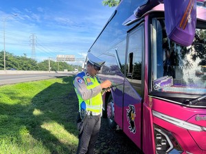 Angkutan Menuju Puncak Bogor Diuji Kelaikan, 12 Unit Bus Ditilang