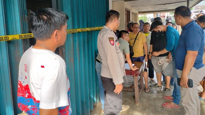 Polisi saat mengevakuasi jasad korban di Prabumulih.