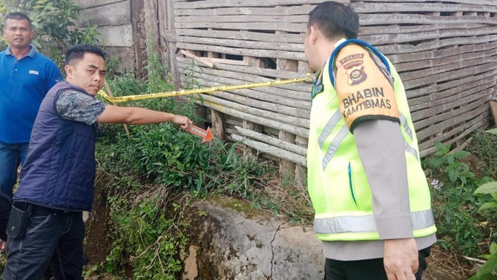 Polisi saat olah TKP penemuan bayi di Lahat.
