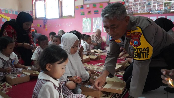 Polres Probolinggo saat membagikan makanan bergizi gratis ke murid TK.