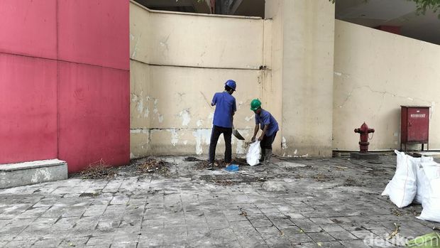 Proses evakuasi dan pencarian korban kebakaran Glodok Plaza dihentikan sementara. Pemberhentian tersebut dilakukan sejak hari ini. (Maulani M/detikcom)