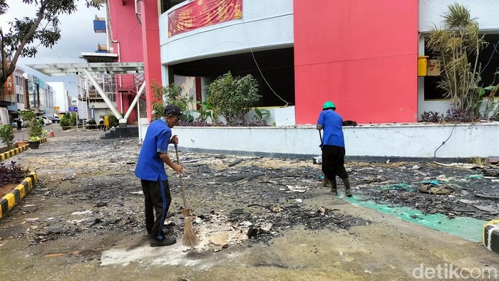 Proses evakuasi dan pencarian korban kebakaran Glodok Plaza dihentikan sementara. Pemberhentian tersebut dilakukan sejak hari ini. (Maulani M/detikcom)