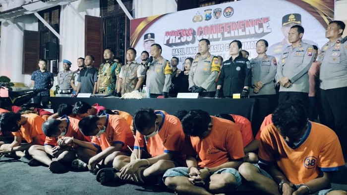 Puluhan tersangka curanmor yang diamankan dari puluhan kasus yang diungkap di Surabaya.