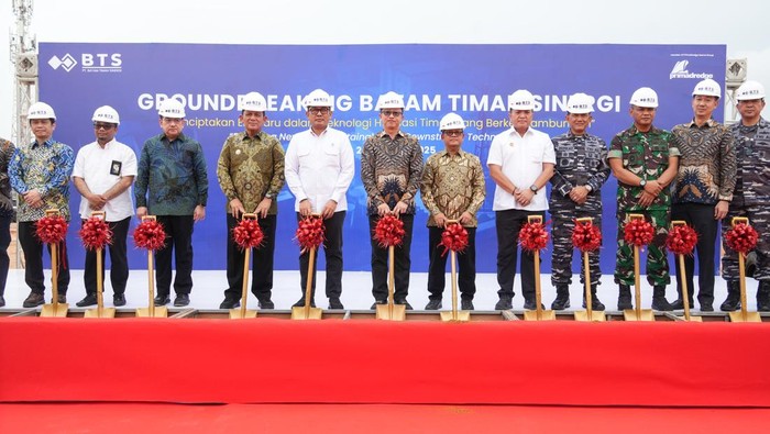 Wakil Menteri Investasi dan Hilirisasi/Wakil Kepala Badan Koordinasi Penanaman Modal (BKPM) Todotua Pasaribu meresmikan groundbreaking proyek hilirisasi timah di Kota Batam, Provinsi Kepulauan Riau, Jumat (24/01). Proyek tersebut akan mendukung program hilirisasi dari pemerintah.