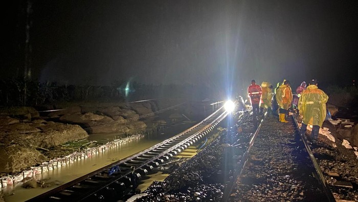 Rel kereta di Grobogan tak bisa dilintasi