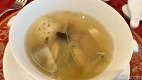 Ini Asari No Suimono, sup seafood hangat berisi kerang dan jamur yang kenyal gurih dan rasanya ringan racikan Chef Nishiura. Foto: detikFood
