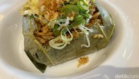 Prosperity Set Menu ini ditutup dengan nasi goreng Lap Mei yang dibungkus dengan daun teratai. Foto: detikFood