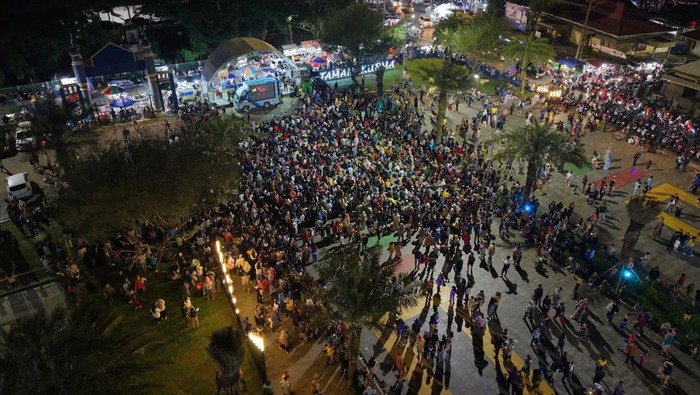 Ribuan warga Lubuklinggau memadati Alun-alun Merdeka untuk nonton bareng