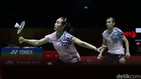 Dua poin beruntun diraih Rinov/Lisa hingga membuat skor berubah sama kuat 11-11. Kejar-kejaran poin selanjutnya terjadi hingga kedudukan 15-15.