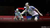 Reli panjang yang diakhiri bola smash Natsu Saito membentur net membawa Rinov/Lisa unggul 15-14. Midorikawa/Saito meraih empat poin beruntun secara cepat dan berbalik unggul 18-15.