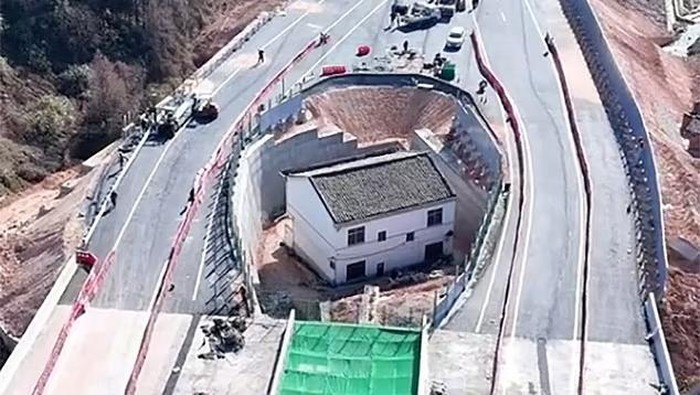 Rumah di tengah jalan tol.