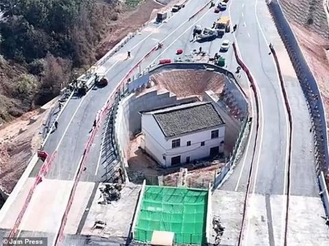 Rumah di tengah jalan tol.