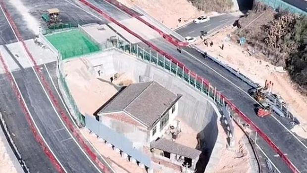 Rumah yang tolak relokasi sekarang berada di tengah jalan tol