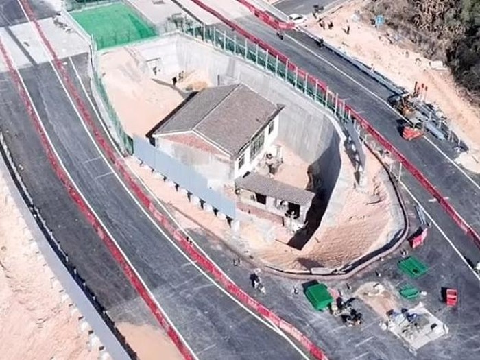 Rumah yang tolak relokasi sekarang berada di tengah jalan tol