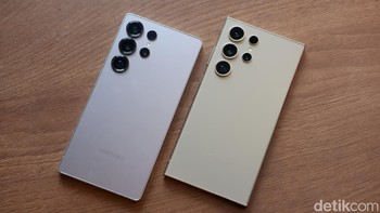 Sekilas Galaxy S25 Ultra punya kemiripan dengan Galaxy S24 Ultra. Namun saat di genggaman akan terlihat perbedaan tampilan antara keduanya. Foto: Adi Fida Rahman/detikINET