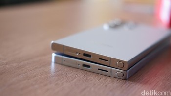 Selebihnya, kedua HP ini masih punya kemiripan. Menggunakan material titanium, posisi Lokasi tombol daya dan volume, speaker serta slot S Pen masih sama. Kendati S Pen di Galaxy S25 Ultra tidak dibekali Bluetooth sehingga pengguna tidak bisa menggunakannya sebagai remote dan navigasi kamera seperti di S24 Ultra Foto: Adi Fida Rahman/detikINET