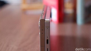 Samsung Galaxy S24 Ultra sudut tegas yang memberikan kesan kokoh dan maskulin. Sementara Galaxy S25 Ultra mengadopsi desain lebih membulat di bagian sisi sudut, membuatnya terasa lebih ergonomis dan nyaman digenggam. Foto: Adi Fida Rahman/detikINET