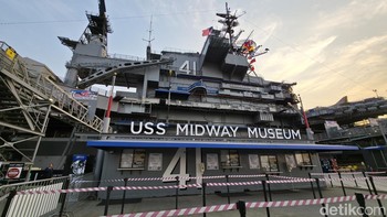 Mengabadikan momen senja di USS Midway Museum, San Diego, Amerika Serikat. Menggunakan format 0,6x (ultra-wide) 50 MP. Foto: Aisyah Kamaliah/detikINET