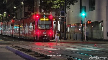 Pemandangan di malam hari di San Diego. Kereta terlihat jelas dengan mode malam. Foto: Aisyah Kamaliah/detikINET
