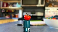 Membeli buah di supermarket, seorang netizen temukan tomat dengan bentuk aneh. Ada tomat mini yang bahkan tak lebih besar dari tutup pelembab bibir. Foto: Bored Panda