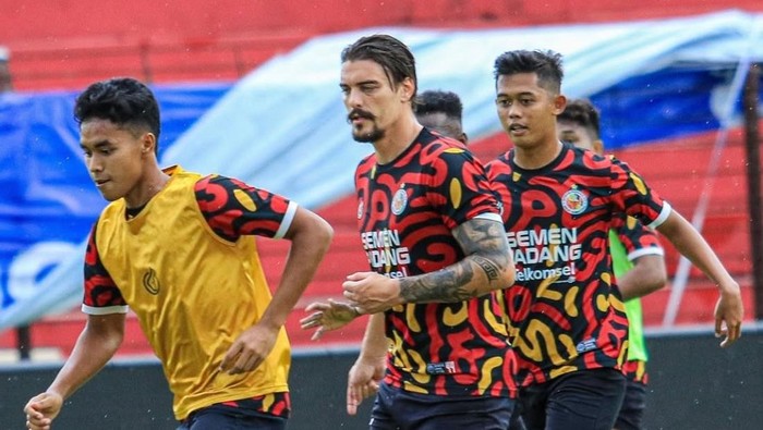 Sesi latihan Semen Padang jelang lawan PSS Sleman di Stadion Sultan Agung, Bantul, Jumat (24/1/2025).