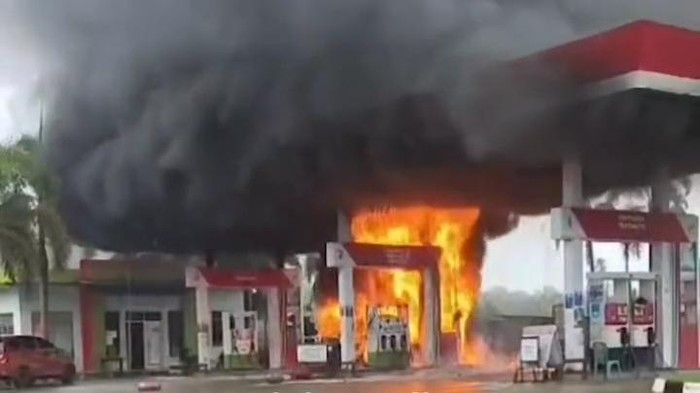 SPBU yang terbakar di Madina (Foto: Istimewa)