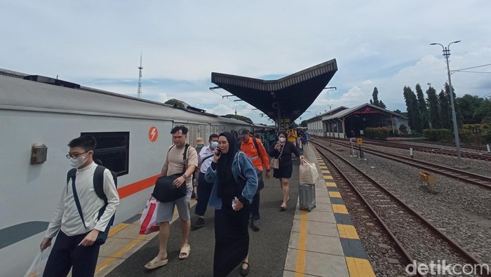 Suasana di Stasiun Cirebon Kejaksan