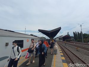 Long Weekend, Ribuan Penumpang Padati Stasiun Cirebon