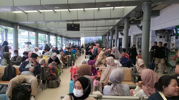 Suasana Stasiun Pasar Senen Siang Ini