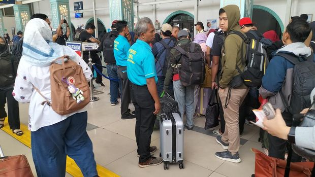 Suasana Stasiun Pasar Senen Siang Ini