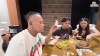 Satu lagi momen kebersamaan Sule dengan Rizky Febian dan Mahalini. Mereka tampak menikmati rujak dan kerupuk dengan sambal yang nikmat. Foto: Instagram / YouTube Sule