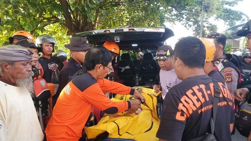 Tim SAR gabungan mengevakuasi jenazah Gede Satria, bocah enam tahun yang tenggelam di Tukad Badung wilayah Taman Beji, Denpasar, Sabtu (25/1/2025). Jenazah ditemukan di Tukad Badung wilayah Jalan Taman Pancing atau sekitar 5 km dari lokasi tenggelam. (Dok. Basarnas Bali)