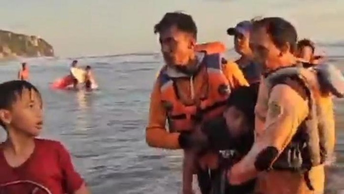 Tim SAR Parangtritis saat menyelamatkan 3 wisatawan asal Semarang, Jawa Tengah yang terseret ombak saat bermain air di Pantai Parangtritis, Bantul, Sabtu (25/1/2025).